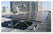 在丸之内办公楼顶上安装太阳能发电设备