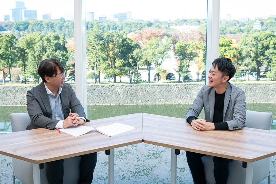 Akihiro Yoshiki with Toru Tamakawa, Editor-in-Chief of GLOBE+ (left) 