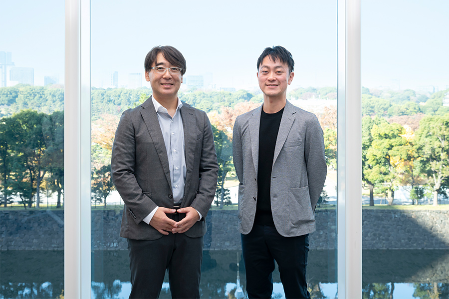 Akihiro Yoshiki with Toru Tamakawa, Editor-in-Chief of GLOBE+ (left) 