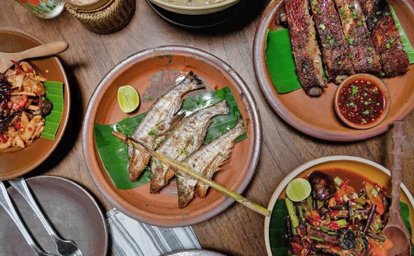 Grilled river fish and gai yang at Zao Ekkamai