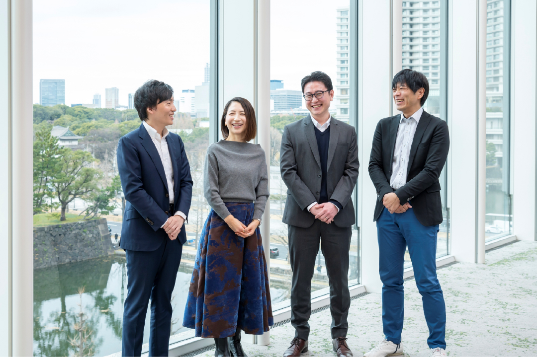 With Kazuhiro Sekine, Editor-in-Chief, who facilitated the roundtable discussion (far right)