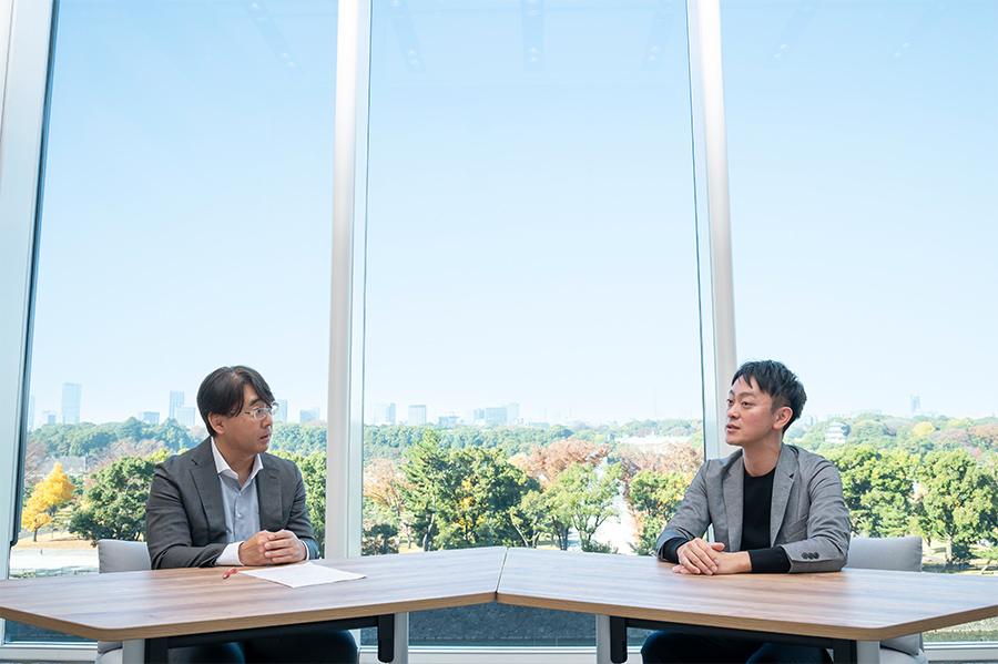 聞き手の玉川透GLOBE＋編集長（左）と吉木さんが話している様子