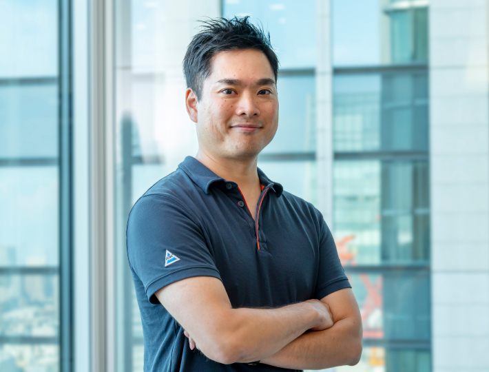 インタビューする星出遼さん