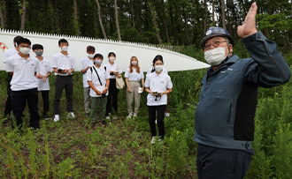 秋田潟上ウインドファーム発電所視察